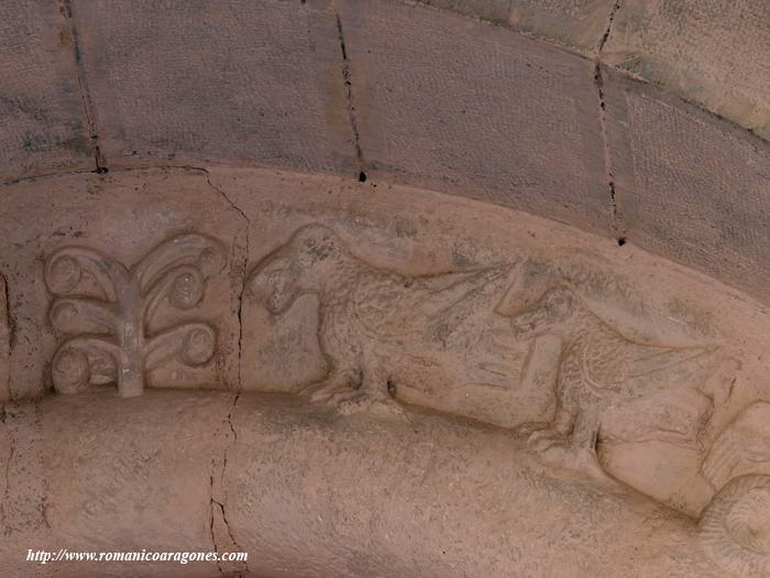 DETALLE DE LA DECORACIÓN EN LA PRIMERA ARUQIVOLTA